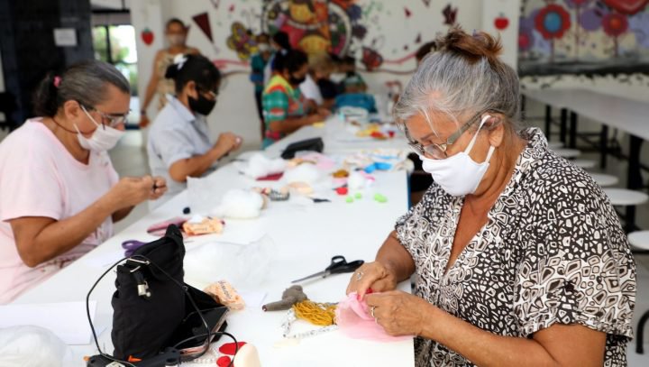 Prefeitura oferece oficina de artesanato na semana da mulher em Manaus 