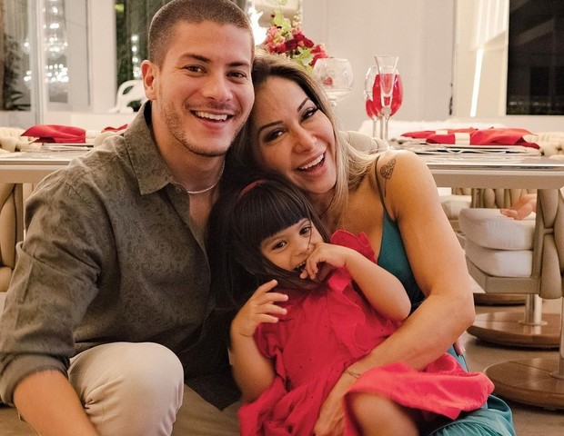 Filha de Maíra Cardi e Arthur do BBB 22 é internada após parada respiratória