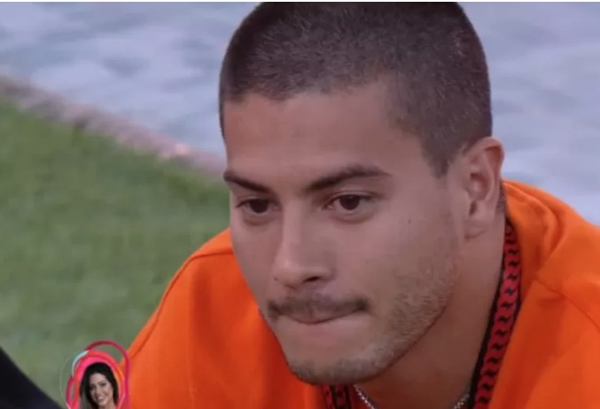 Arthur rebate acusações de Laís: 'tá se posicionando agora que a água bateu na bunda'