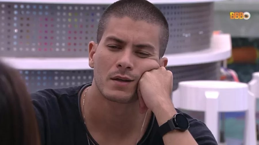 BBB22: Arthur ensina a fazer cocô sem deixar cheiro e volta a detalhar limpeza: "zaga-zaga"