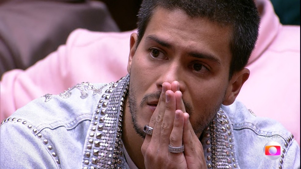 Arthur Aguiar volta do paredão e web bomba com memes: 'Cadê a Jade?'