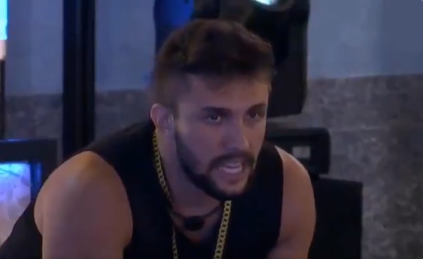 Caio debocha e Arthur se irrita ao tocar Pabllo Vittar em festa: ‘Tô puto’ 