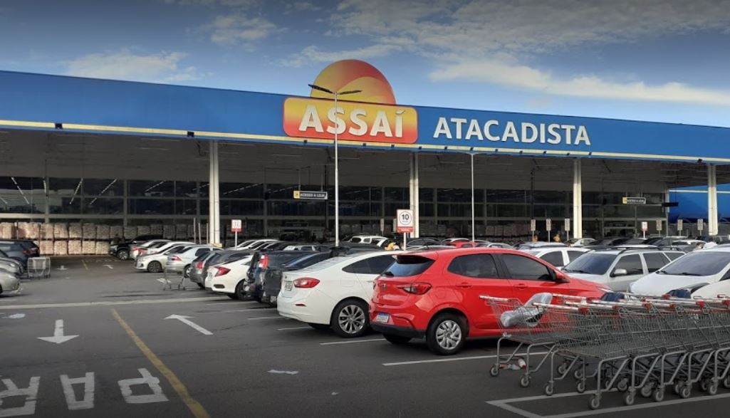 Vigilante é assaltado no estacionamento de supermercado em Manaus