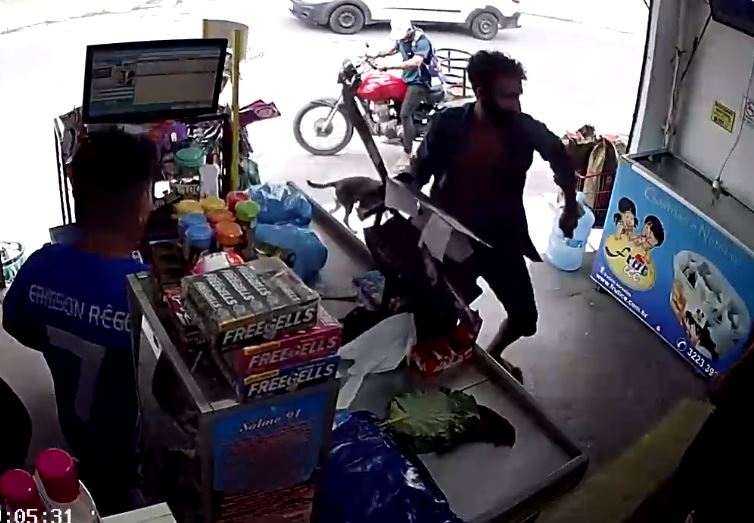 Assaltante surta e ataca vítimas com terçado em mercadinho em Manaus; veja vídeo