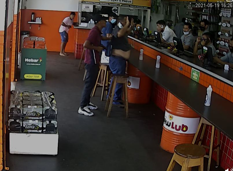 Assaltantes invadem loja e aterrorizam funcionários e clientes em Manaus