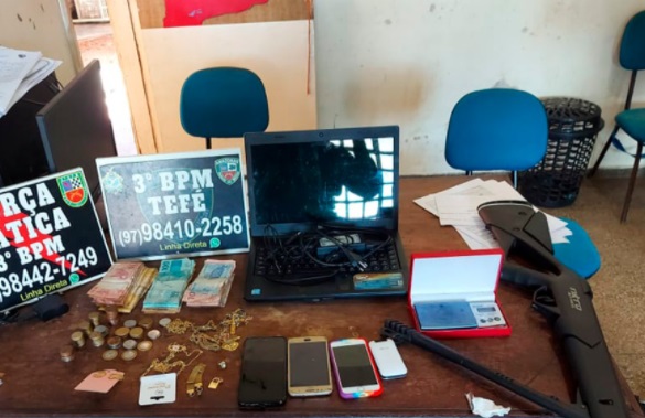 Dupla é presa com mais de R$ 2 mil após denúncia de assalto no Amazonas