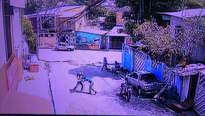 Vídeo mostra funcionário da Águas de Manaus sendo baleado por assaltante