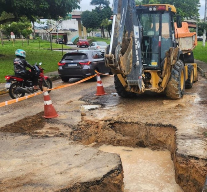 Obra interdita trecho da Avenida Djalma Batista e causa lentidão no trânsito