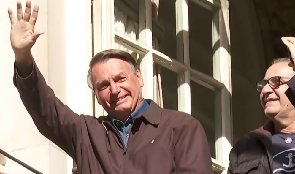 Bolsonaro e comitiva chegam à Inglaterra para funeral da rainha Elizabeth II