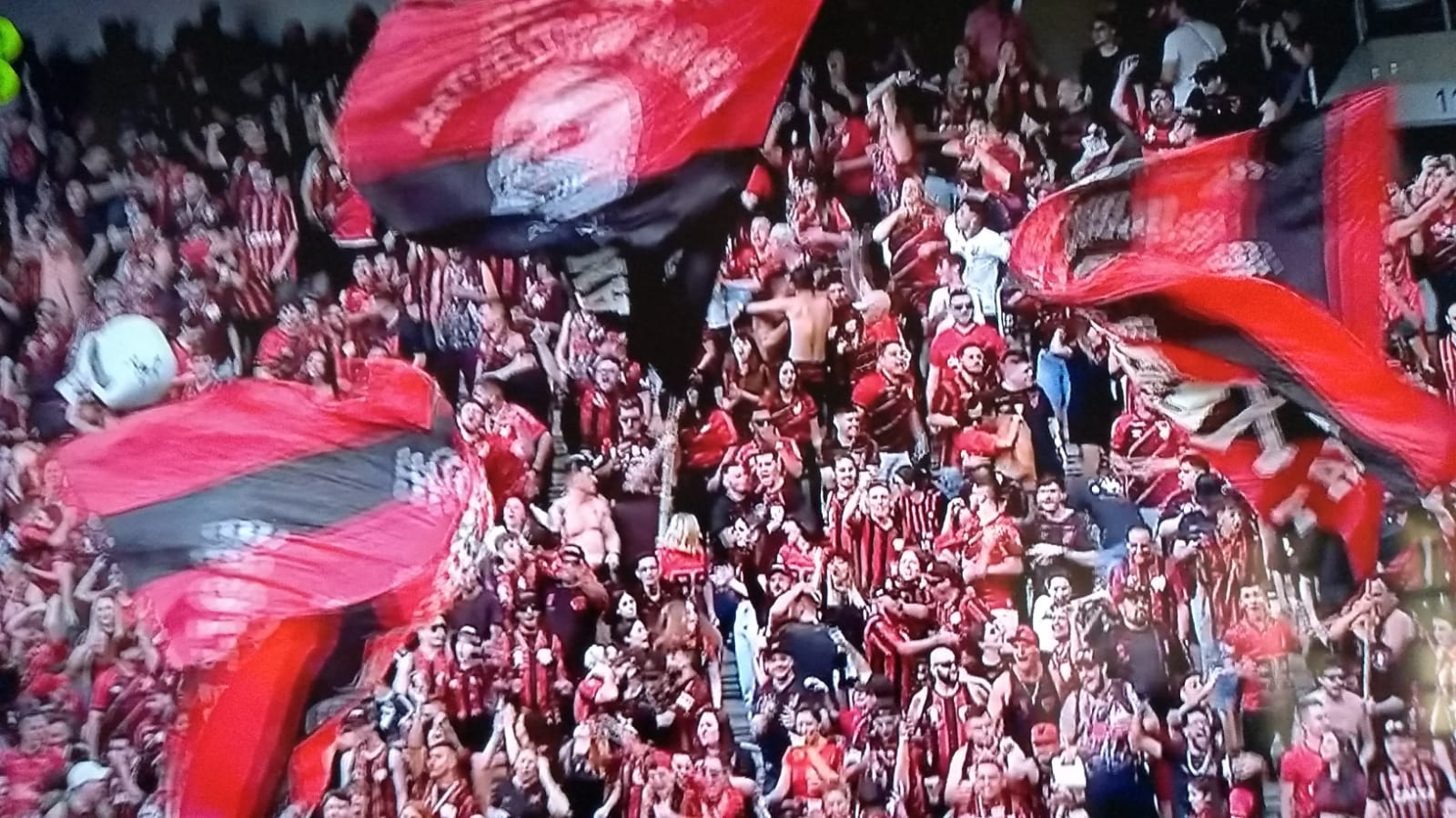 Athletico-PR derrota Flamengo de virada pelo Brasileirão