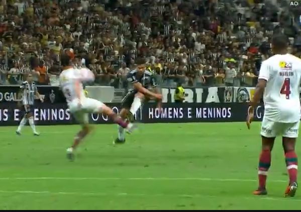 Paulinho brilha e Atlético-MG vence misto do Flu e cola no G4