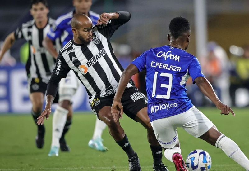 Com gols de Paulinho e de Hulk, Atlético-MG avança na Libertadores