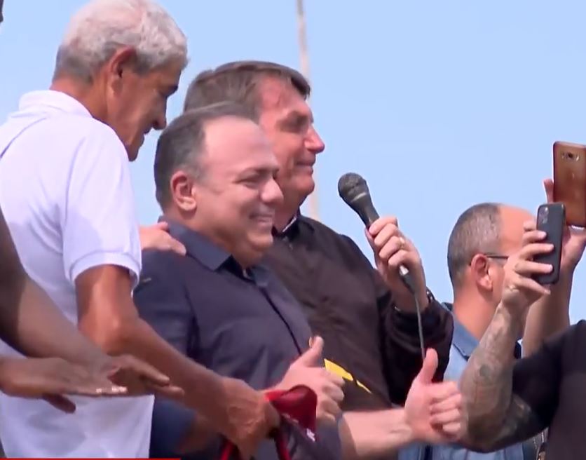 Sem máscaras, Pazuello e Bolsonaro causam aglomeração em evento no RJ