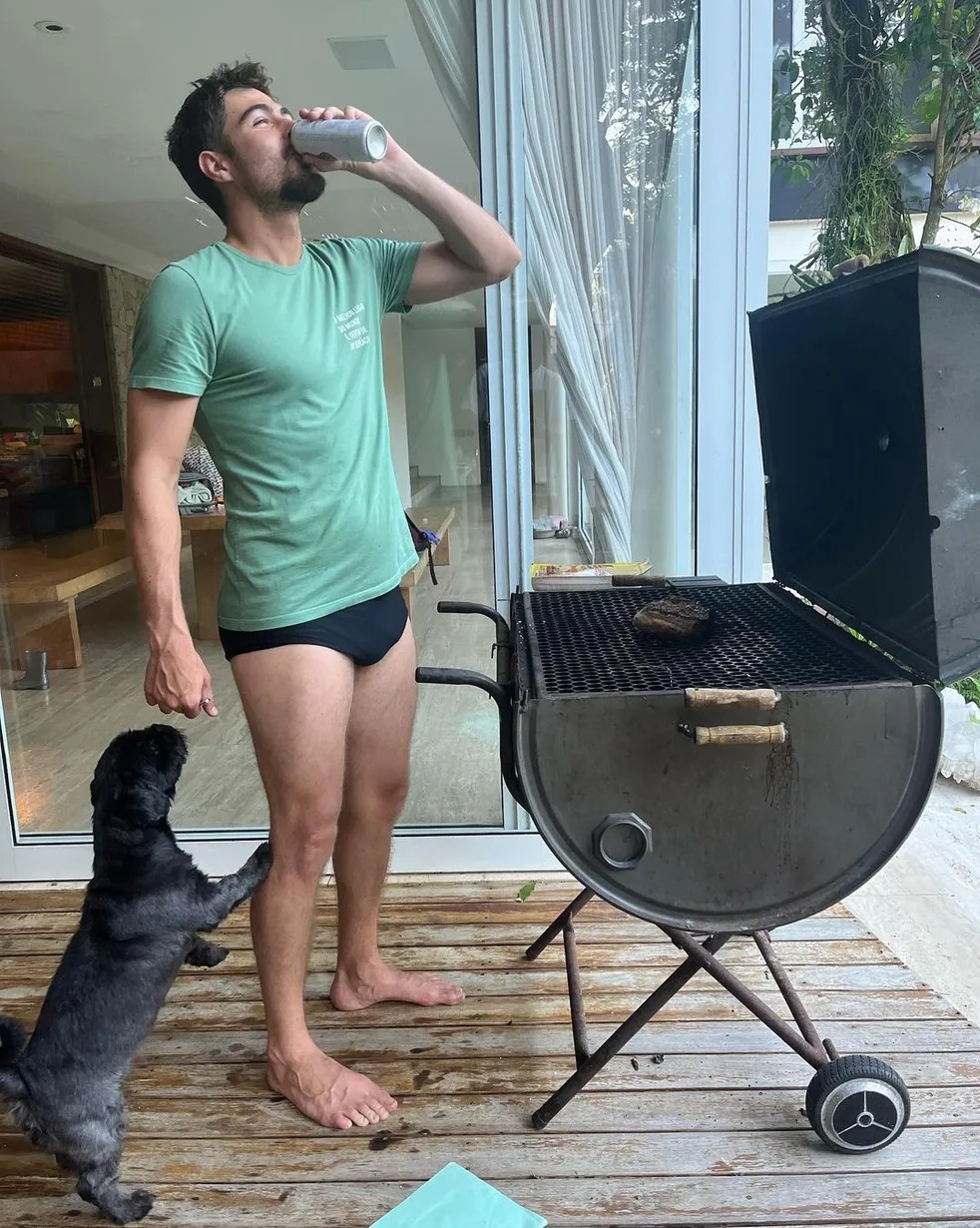 Rafa Vitti posta foto de sunga fazendo churrasco e Rodrigo Hilbert faz alerta