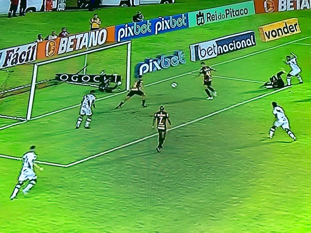 Vasco empata com Sport em jogo com invasão de campo