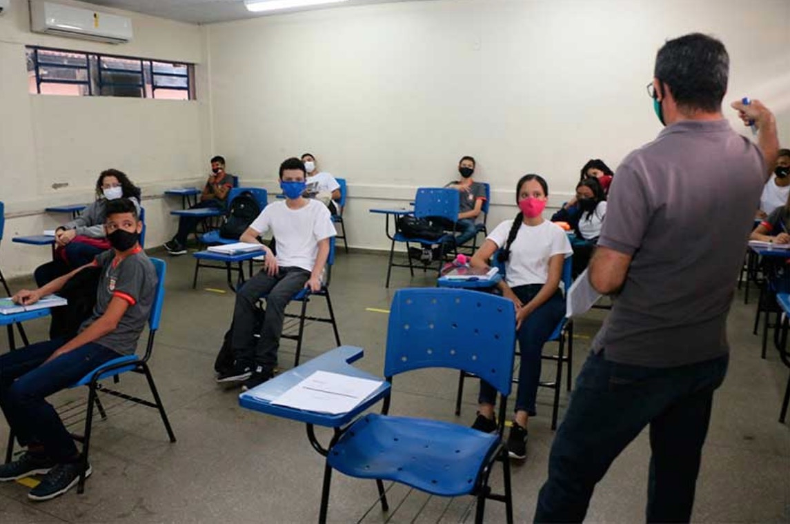 Governo do AM prevê para maio volta às aulas presenciais na rede estadual
