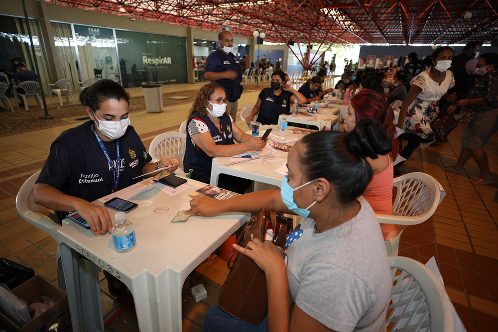Cartão do Auxílio Estadual começa a ser entregue em Barcelos e São Gabriel da Cachoeira