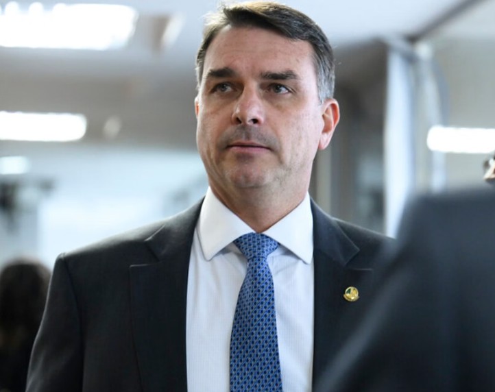 Flávio Bolsonaro visita pai e apela para estado de saúde: 'Tem soluços e está sozinho'