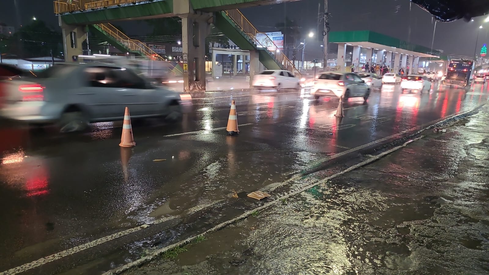 Excesso de lixo faz igarapé transbordar e causa afundamento em avenida de Manaus