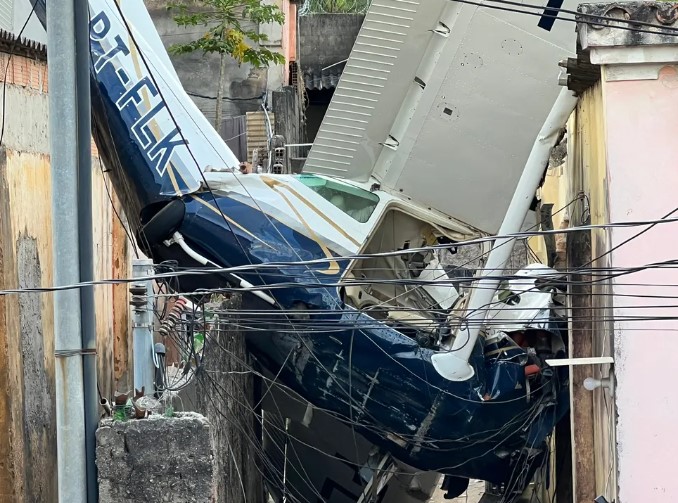 Avião cai sobre duas casas e deixa pai e filha com politraumatismo