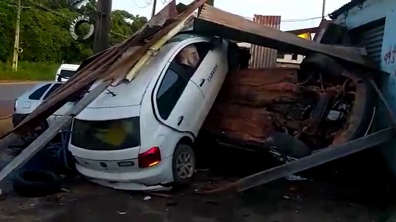 Vídeo: Funcionário de empresa dorme ao volante e destrói carros na AM-070