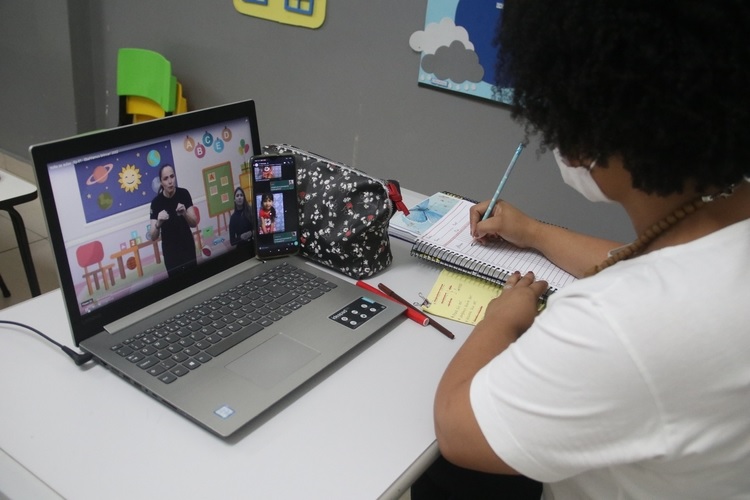 Sinteam pede aulas remotas no Amazonas até que qualidade do ar melhore