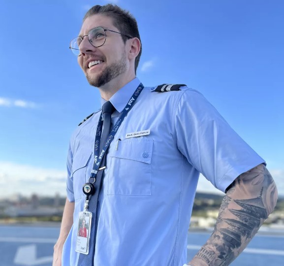 Azul autoriza uso de piercings e tatuagens à mostra para pilotos e comissários
