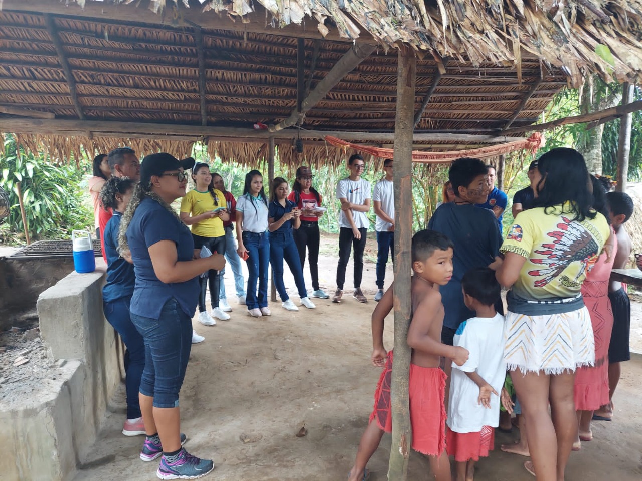 Universitários realizam ação sobre câncer de mama em aldeia indígena do Amazonas