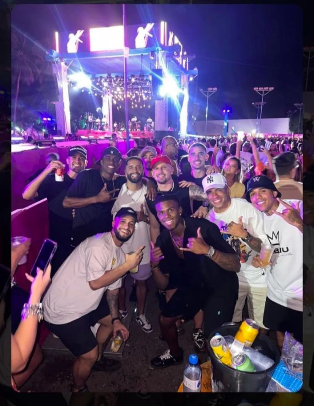 Antes de encarar o Corinthians, jogadores do Fortaleza curtem show de Thiaguinho