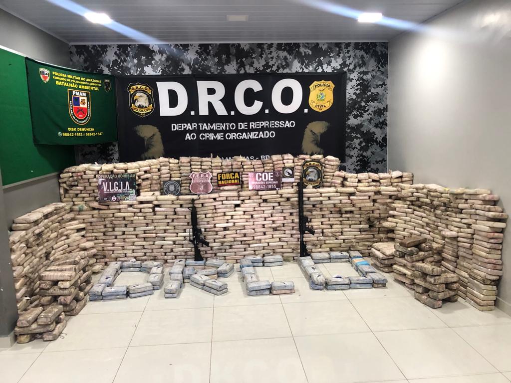 Lancha blindada, fuzis e drogas avaliadas em R$ 18 milhões são apreendidas em Manaus
