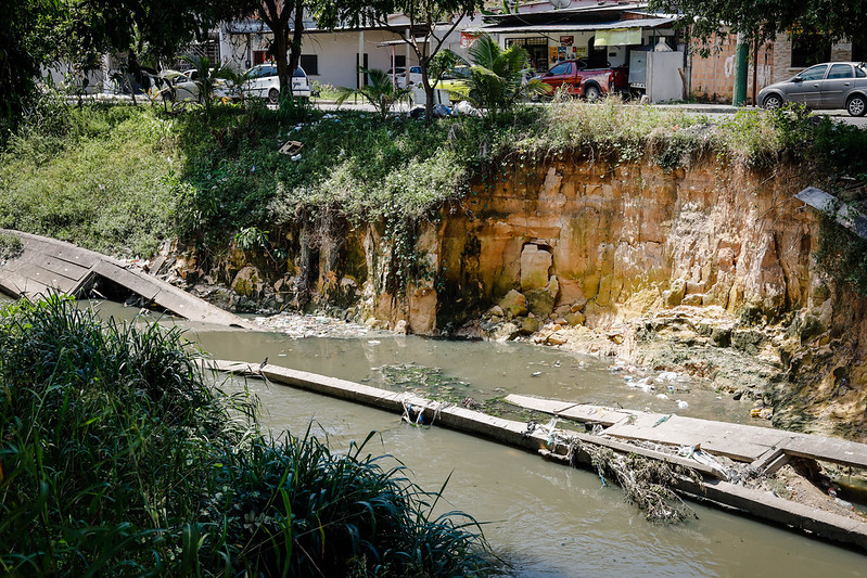 Prefeitura inicia intervenção em área afetada por buraco de 40 metros em Manaus