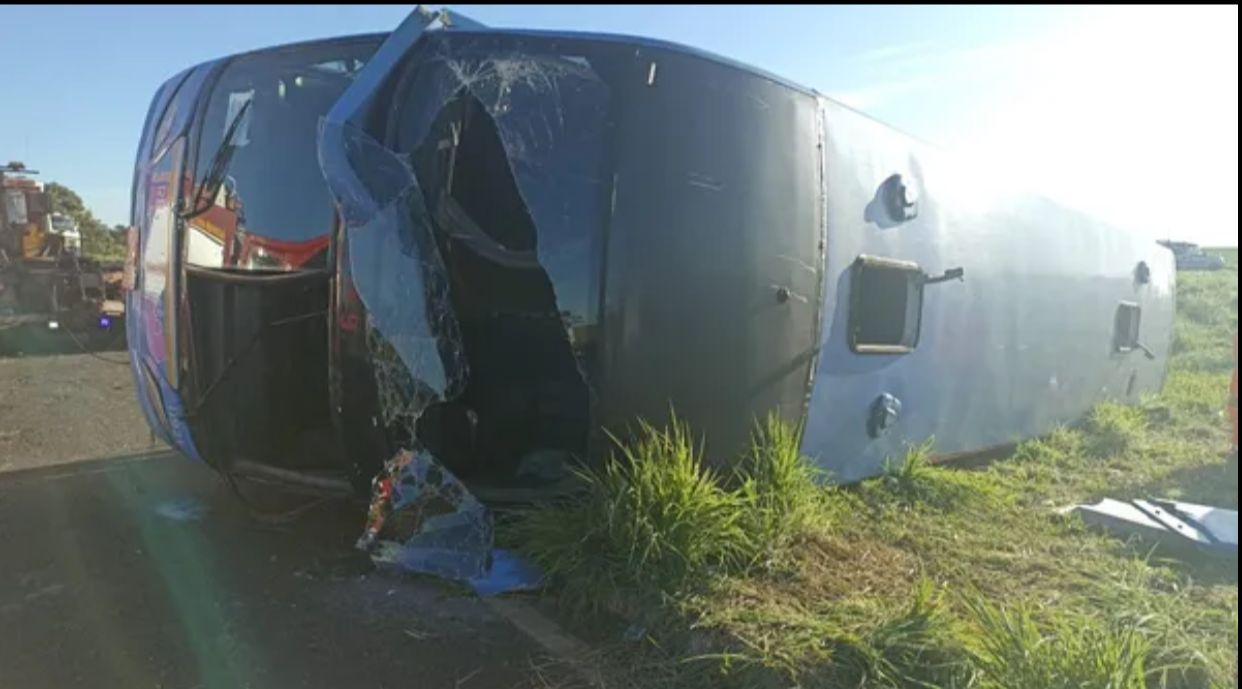 Passageiros de ônibus que tombou em MG foram arremessados e tiveram cabelos arrancados