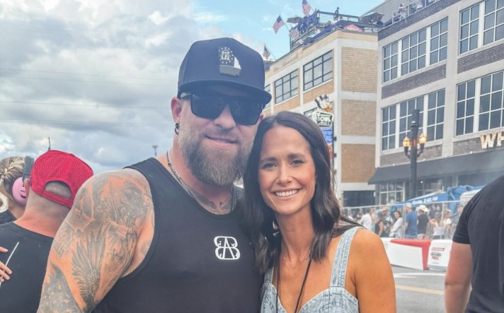 Cantor interrompe show, ajuda no parto da esposa e volta para palco: 'Noite louca'