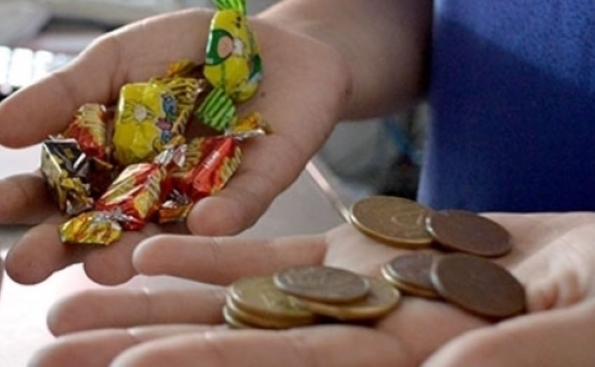 Campanha ‘balinha não é troco’ conscientiza consumidores e comércios em Manaus