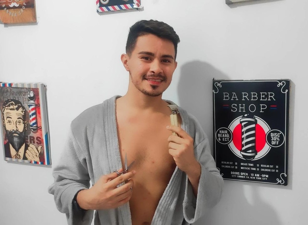 Para driblar crise, cearense cria barbearia com funcionários pelados e viraliza