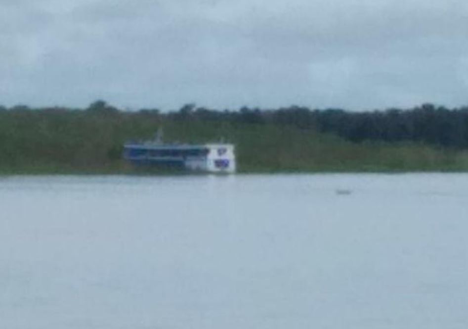 Barco é proibido de atracar em município do AM e fica à deriva por dias