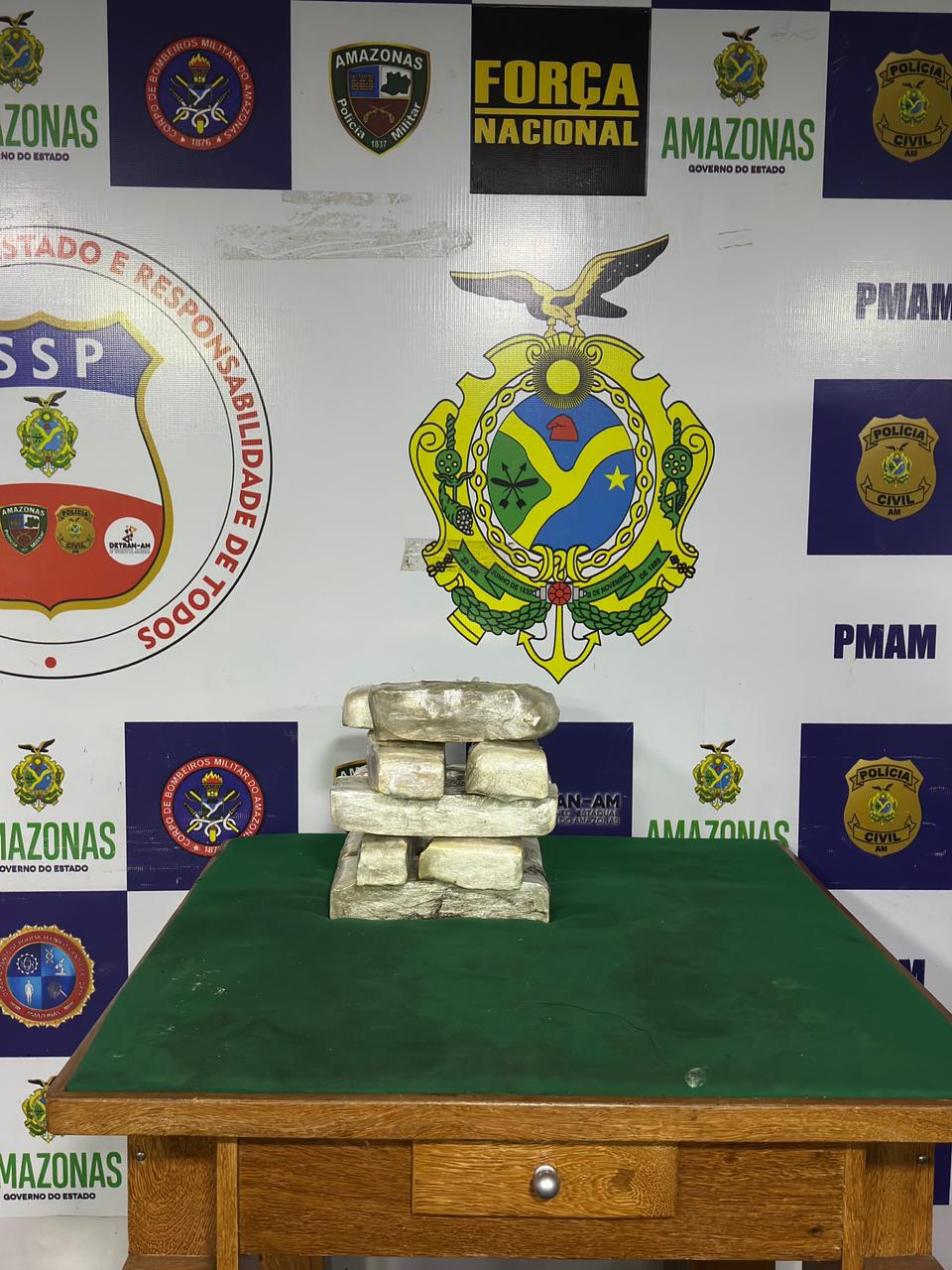 Mulher é presa com drogas escondidas em óleo queimado dentro de barco no Amazonas