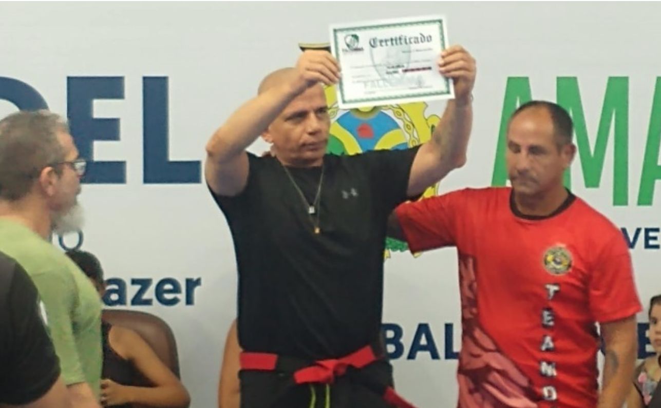 Atleta amazonense Grão-Mestre Paixão Ferreira recebe faixa Coral de luta-livre