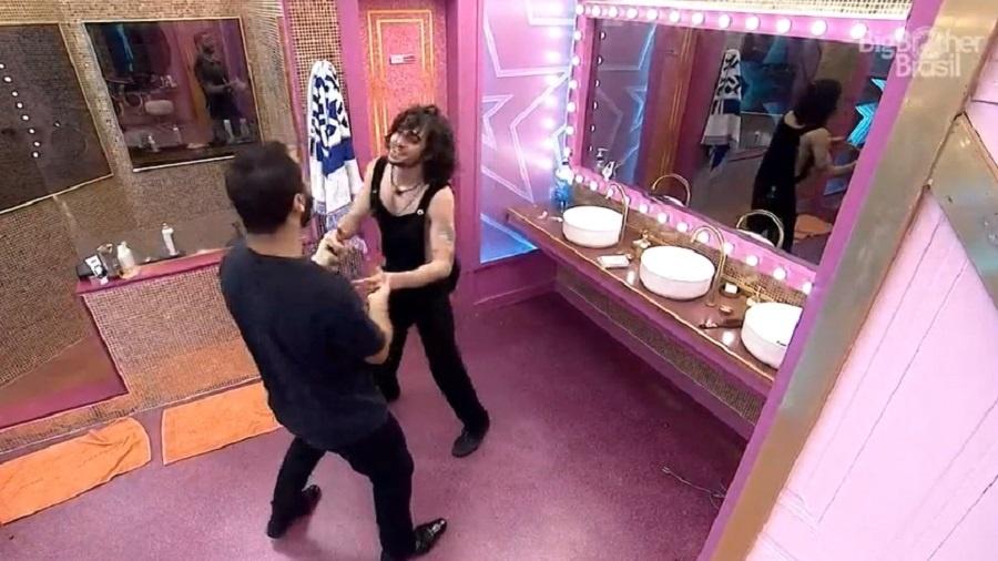 Gil ataca de 'cupido' e pede para Fiuk beijar Thais na festa do BBB21