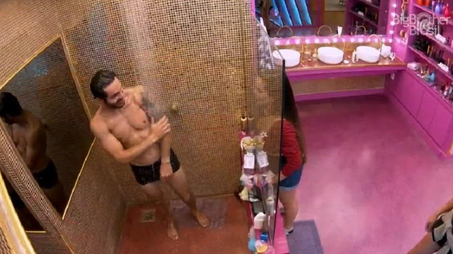 Juliette brinca ao ver Rodolffo no banho: 'Oh, Bastião, vamos paquerar?'