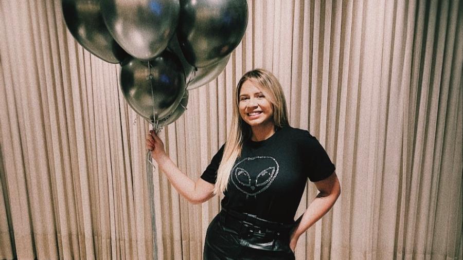 Com tema de ET, Marília Mendonça comemora eliminação de Karol Conká