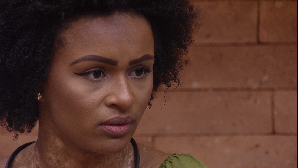 Natália propõe se afastar de Jessi: 'não quero te levar para o buraco comigo'