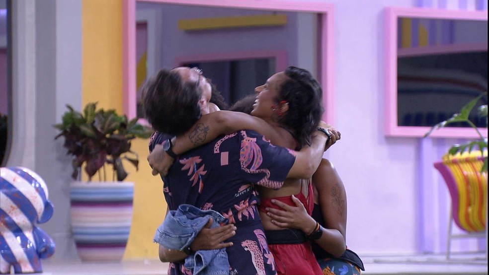 Sem saber de paredão falso, Lina e Eliezer comemoram permanência no BBB22