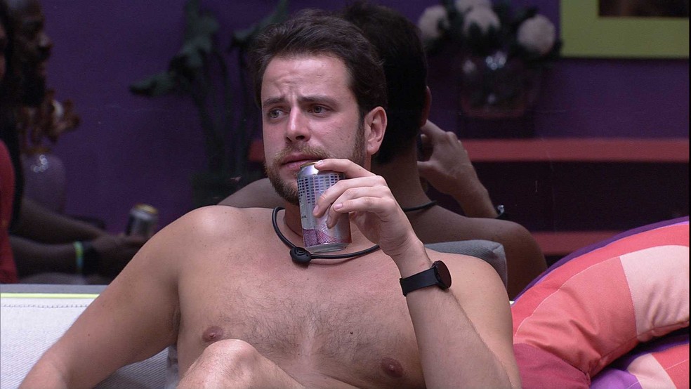 Gustavo observa PA de roupão do líder e elogia: 'É bonito e tem estilo'