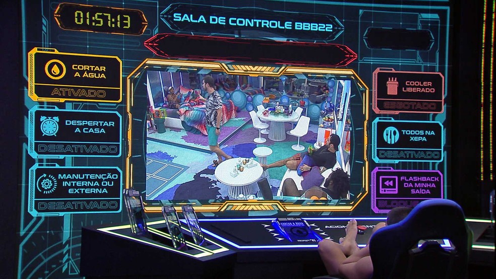 No quarto secreto, Arthur ativa 3º poder e ouve conversa de brothers