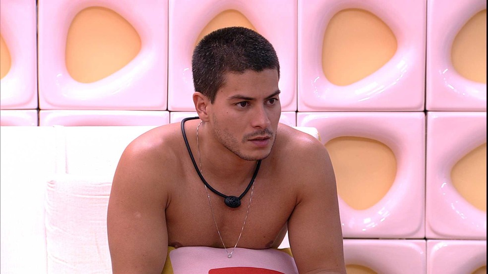 Preocupado, Arthur questiona Gustavo sobre paredão: 'tu acha que é falso?'