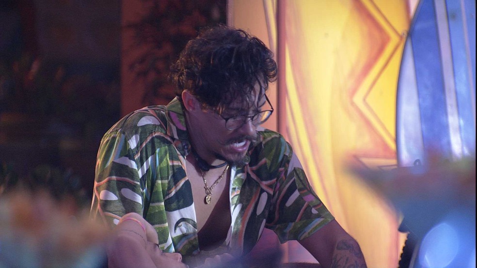 Preocupado com paredão, Eli conversa com Arthur durante festa do líder