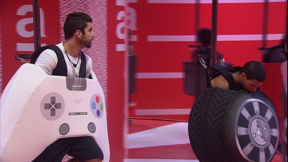 Aperreado para fazer xixi, Scooby cogita desistir da prova do líder