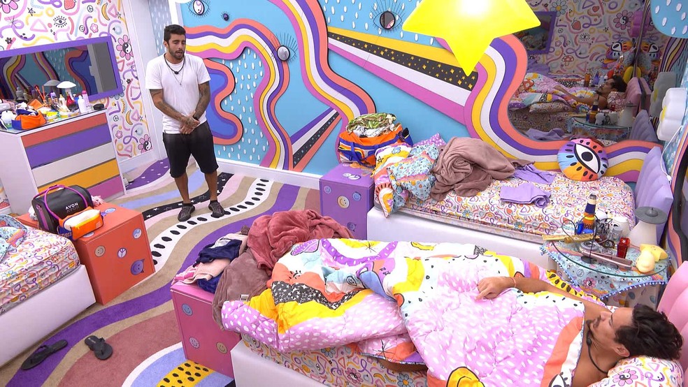 Scooby conta para Eli sobre prova de resistência: 'Vai durar 24h ou mais'