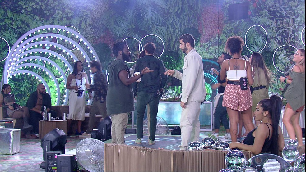 Douglas Silva comenta sobre Arthur Aguiar: 'ele vai acabar desistindo'